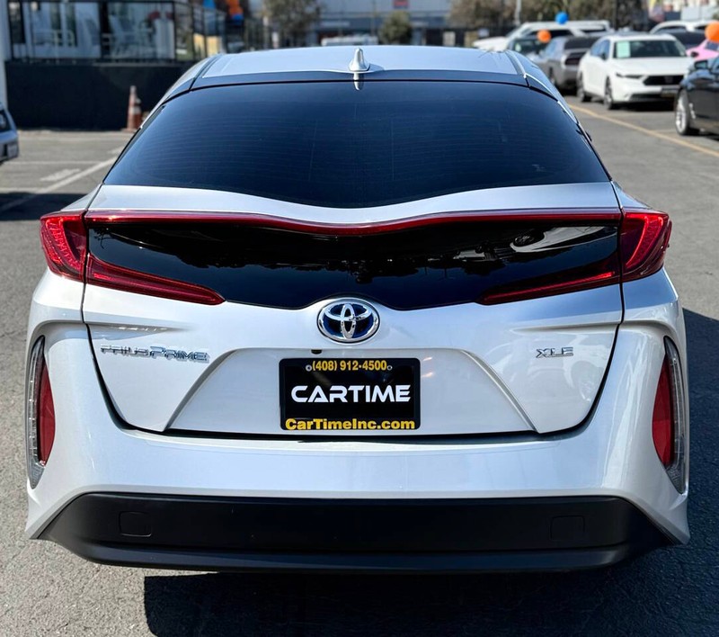 Toyota Prius Prime Vehicle Full-screen Gallery Image 05