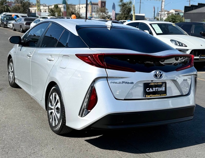 Toyota Prius Prime Vehicle Full-screen Gallery Image 06