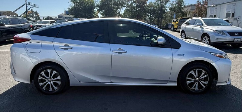 Toyota Prius Prime Vehicle Full-screen Gallery Image 07