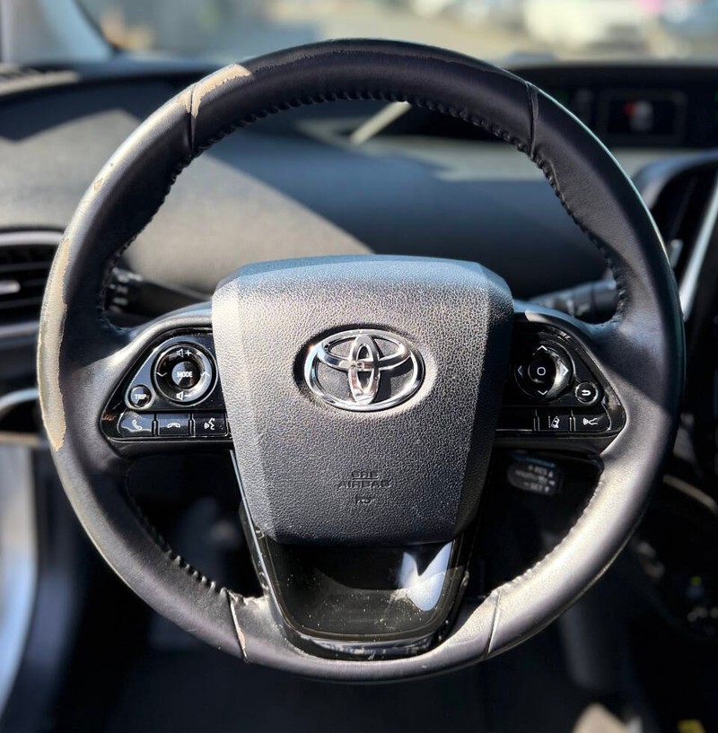 Toyota Prius Prime Vehicle Full-screen Gallery Image 10