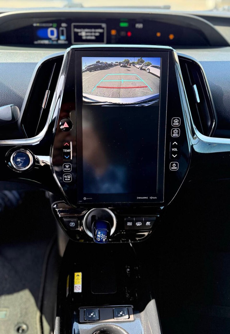 Toyota Prius Prime Vehicle Full-screen Gallery Image 11
