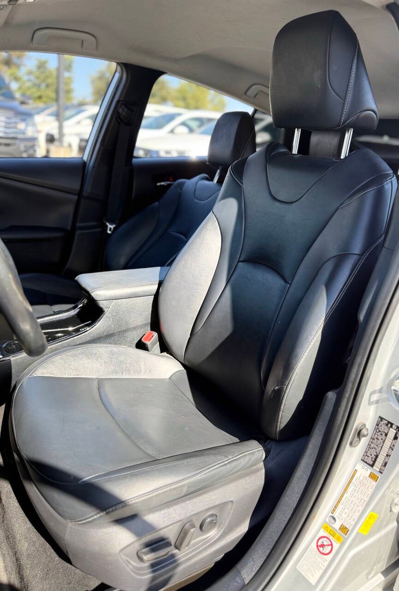 Toyota Prius Prime Vehicle Full-screen Gallery Image 12