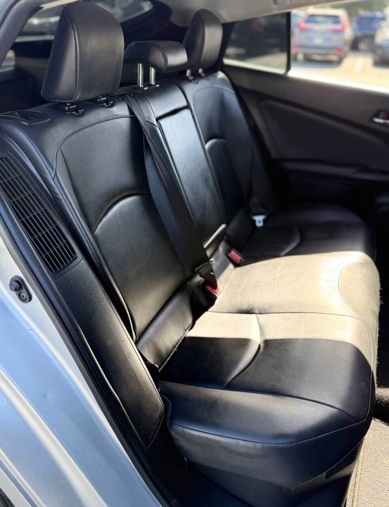 Toyota Prius Prime Vehicle Full-screen Gallery Image 13