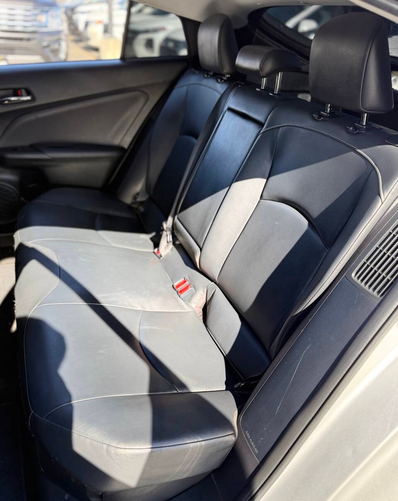 Toyota Prius Prime Vehicle Full-screen Gallery Image 15