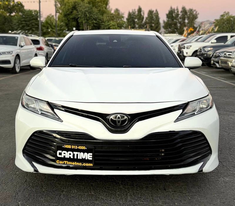Toyota Camry Vehicle Full-screen Gallery Image 02