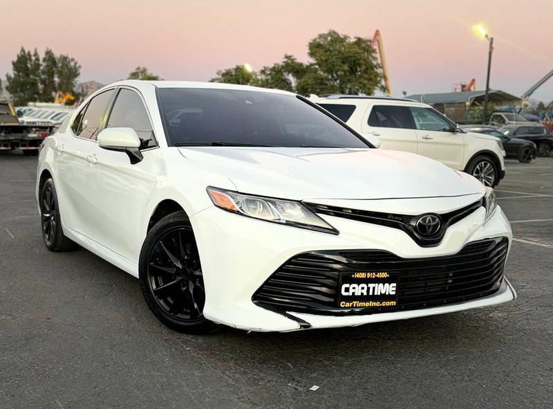 Toyota Camry Vehicle Full-screen Gallery Image 03