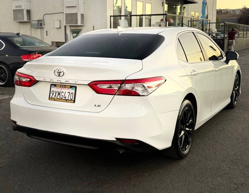 Toyota Camry Vehicle Full-screen Gallery Image 04