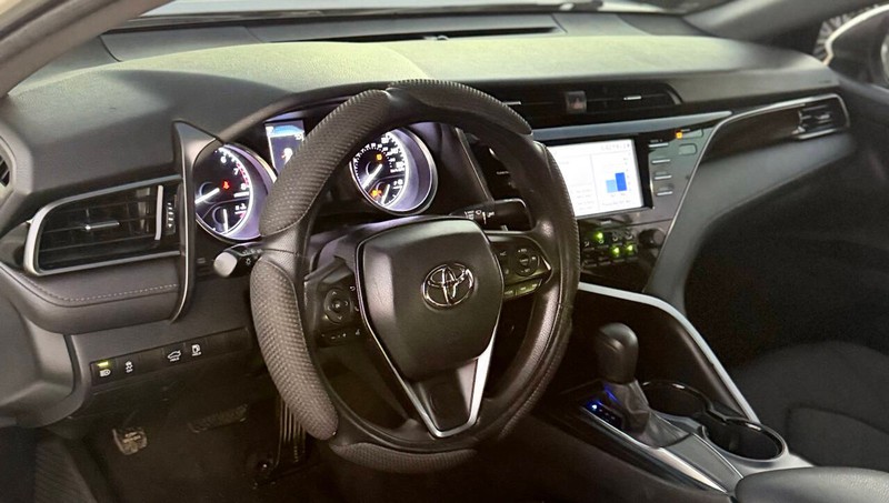 Toyota Camry Vehicle Full-screen Gallery Image 07