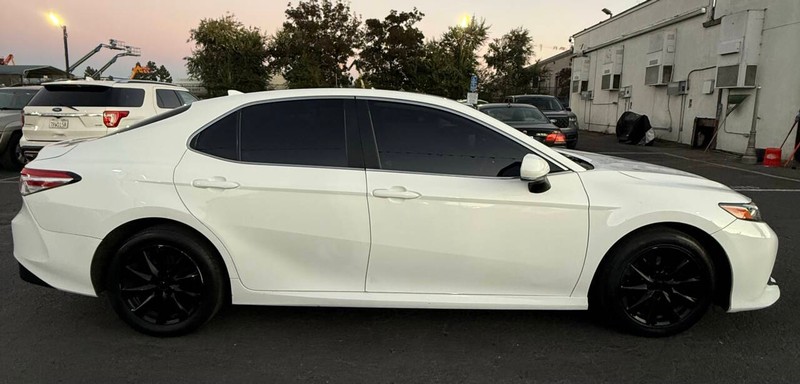 Toyota Camry Vehicle Full-screen Gallery Image 08