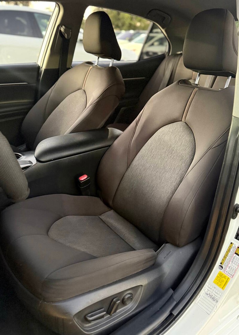 Toyota Camry Vehicle Full-screen Gallery Image 09