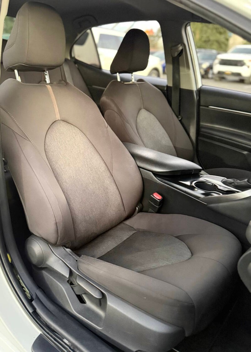 Toyota Camry Vehicle Full-screen Gallery Image 10