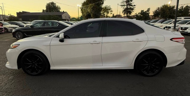 Toyota Camry Vehicle Full-screen Gallery Image 11