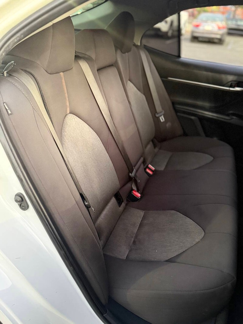 Toyota Camry Vehicle Full-screen Gallery Image 12