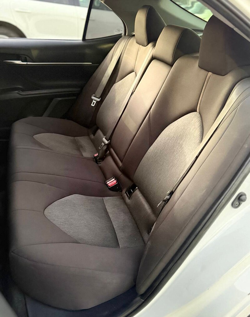 Toyota Camry Vehicle Full-screen Gallery Image 13