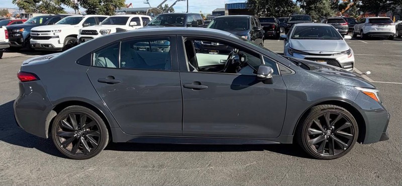 Toyota Corolla Vehicle Full-screen Gallery Image 05