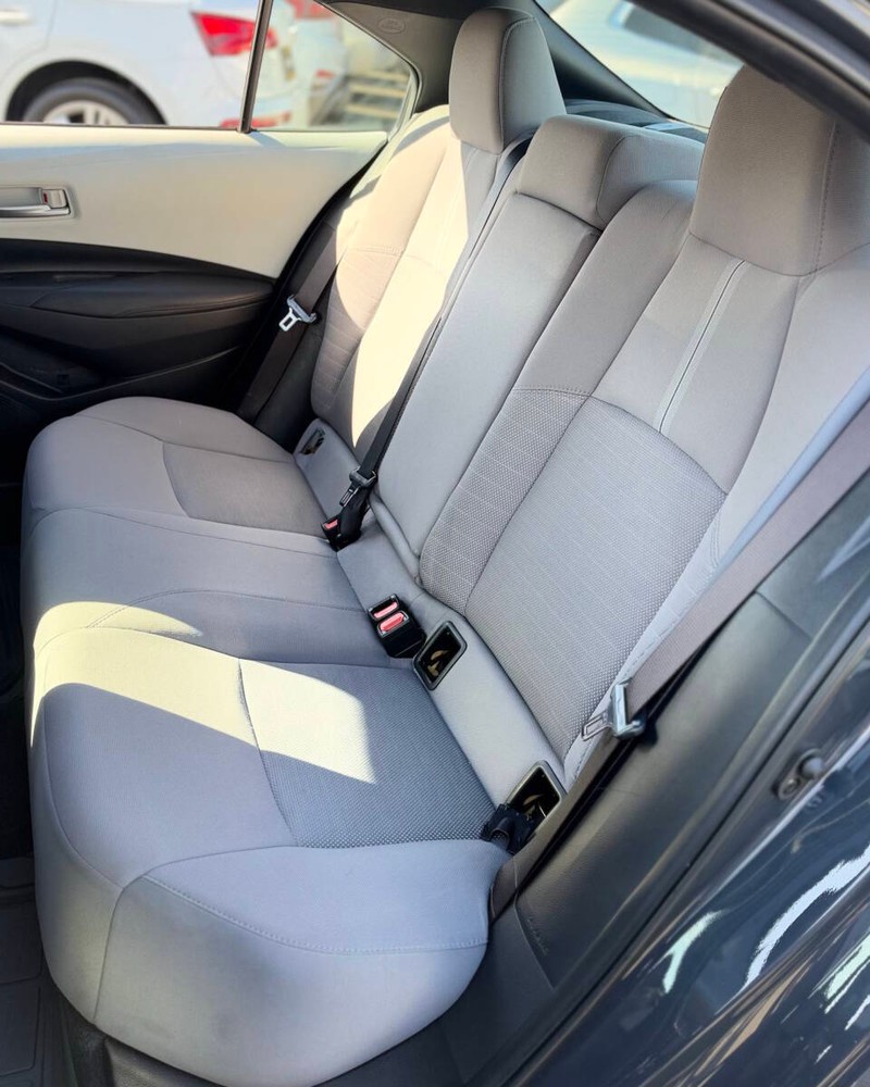 Toyota Corolla Vehicle Full-screen Gallery Image 12