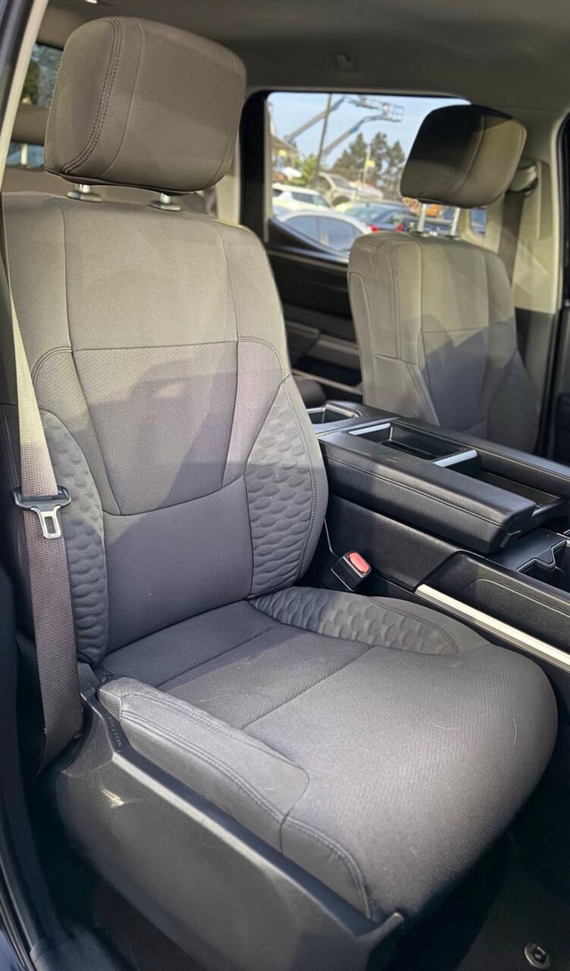 Toyota Tundra 4WD Vehicle Full-screen Gallery Image 12