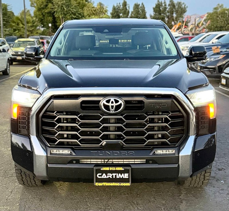 Toyota Tundra 4WD Vehicle Full-screen Gallery Image 02