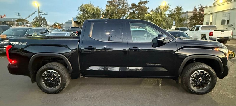 Toyota Tundra 4WD Vehicle Full-screen Gallery Image 07
