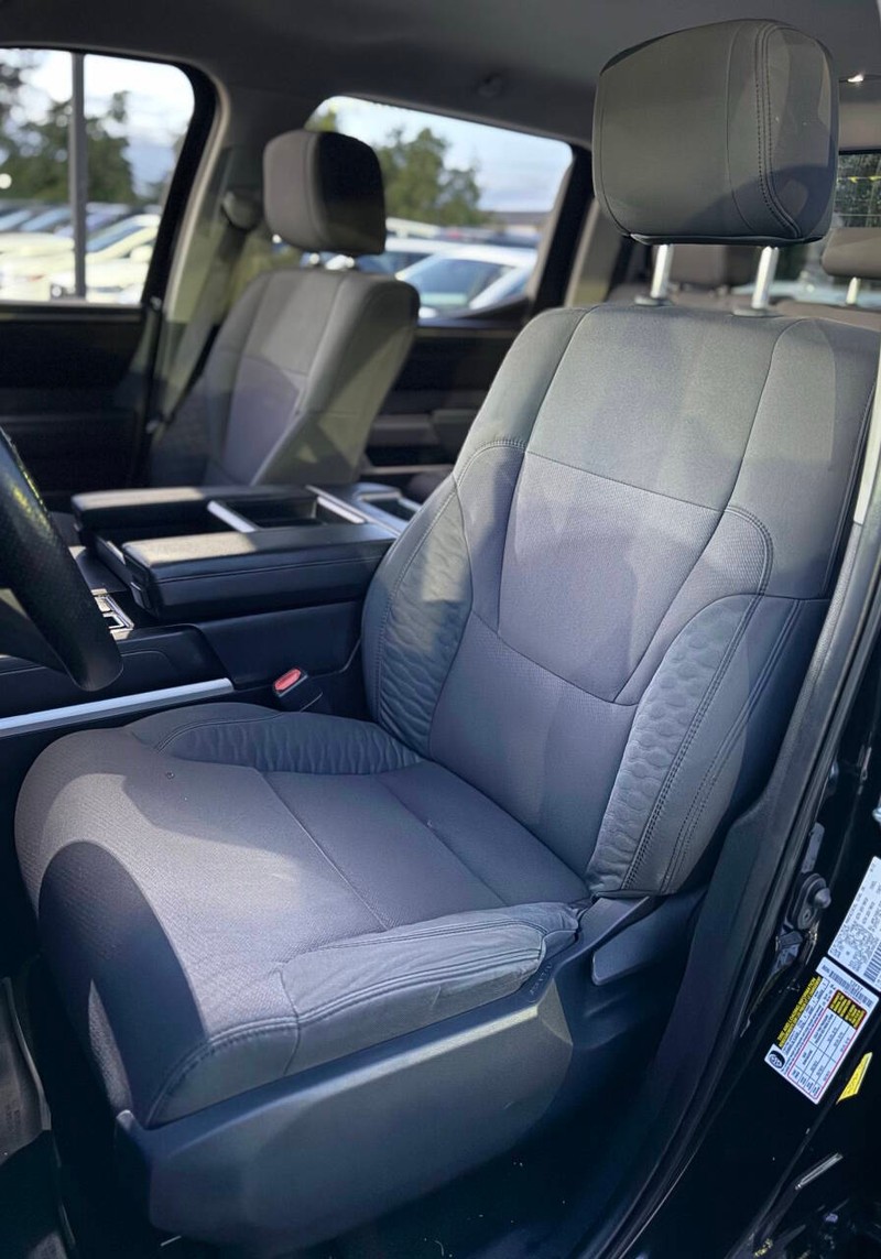 Toyota Tundra 4WD Vehicle Full-screen Gallery Image 11