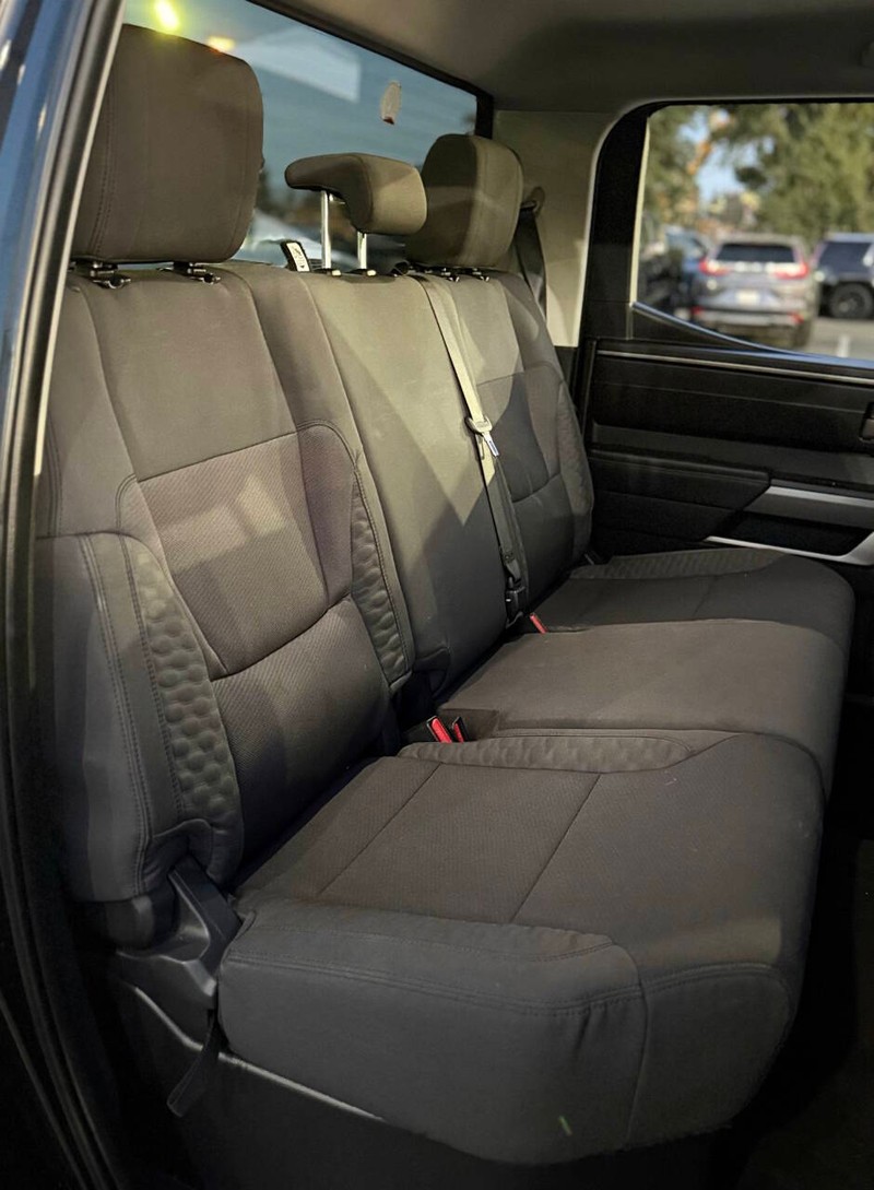 Toyota Tundra 4WD Vehicle Full-screen Gallery Image 13