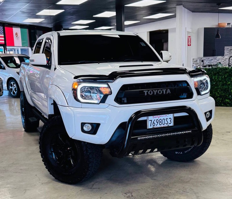 Toyota Tacoma Vehicle Full-screen Gallery Image 02