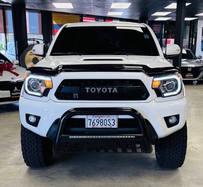 Toyota Tacoma Vehicle Full-screen Gallery Image 03