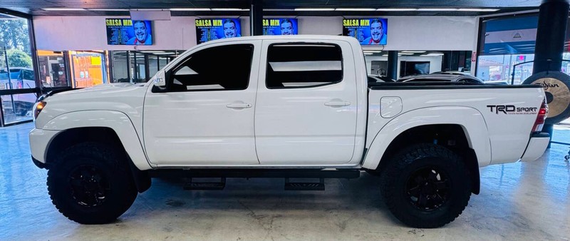 Toyota Tacoma Vehicle Full-screen Gallery Image 04