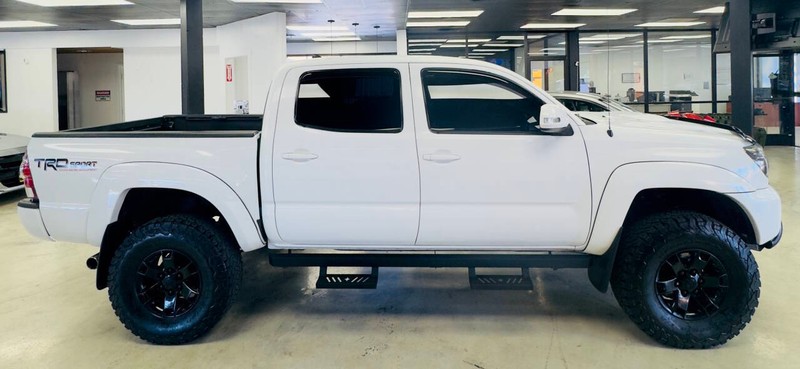 Toyota Tacoma Vehicle Full-screen Gallery Image 05