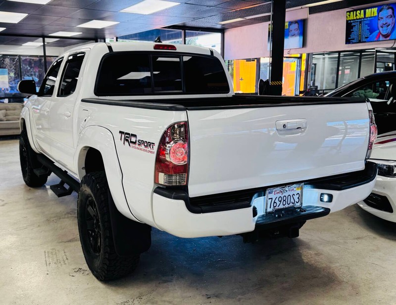 Toyota Tacoma Vehicle Full-screen Gallery Image 06