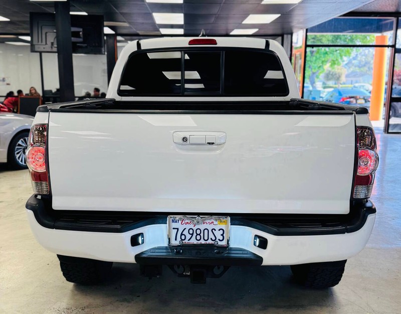 Toyota Tacoma Vehicle Full-screen Gallery Image 07