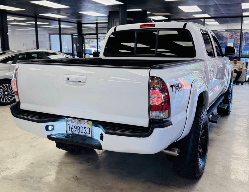 Toyota Tacoma Vehicle Full-screen Gallery Image 08