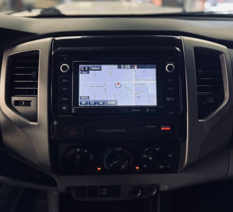 Toyota Tacoma Vehicle Full-screen Gallery Image 11