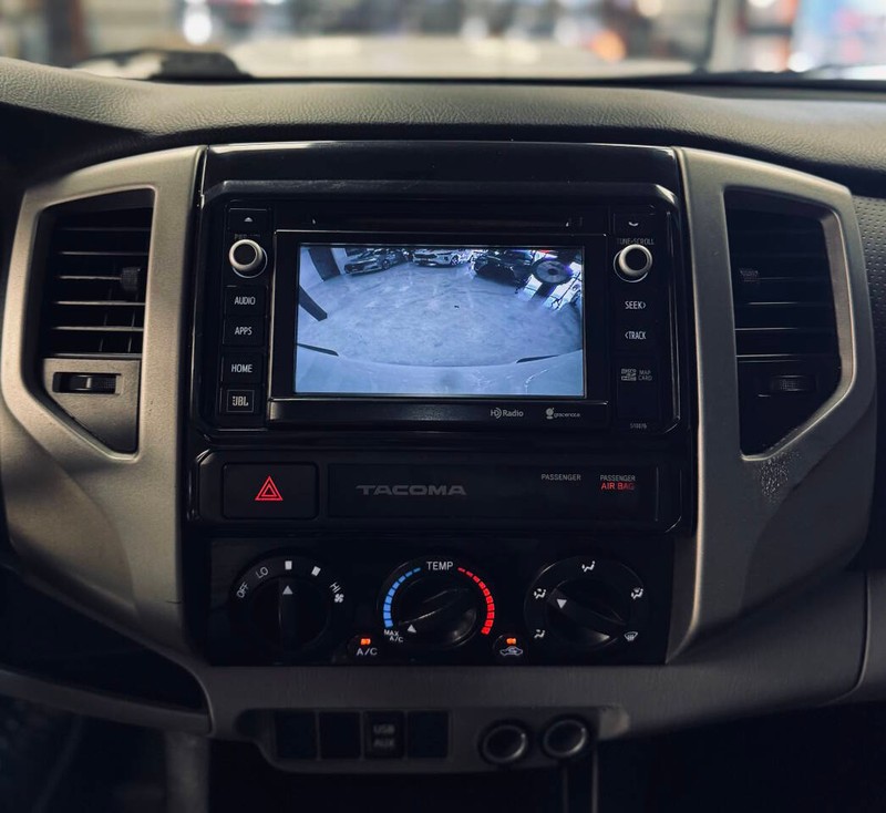 Toyota Tacoma Vehicle Full-screen Gallery Image 12