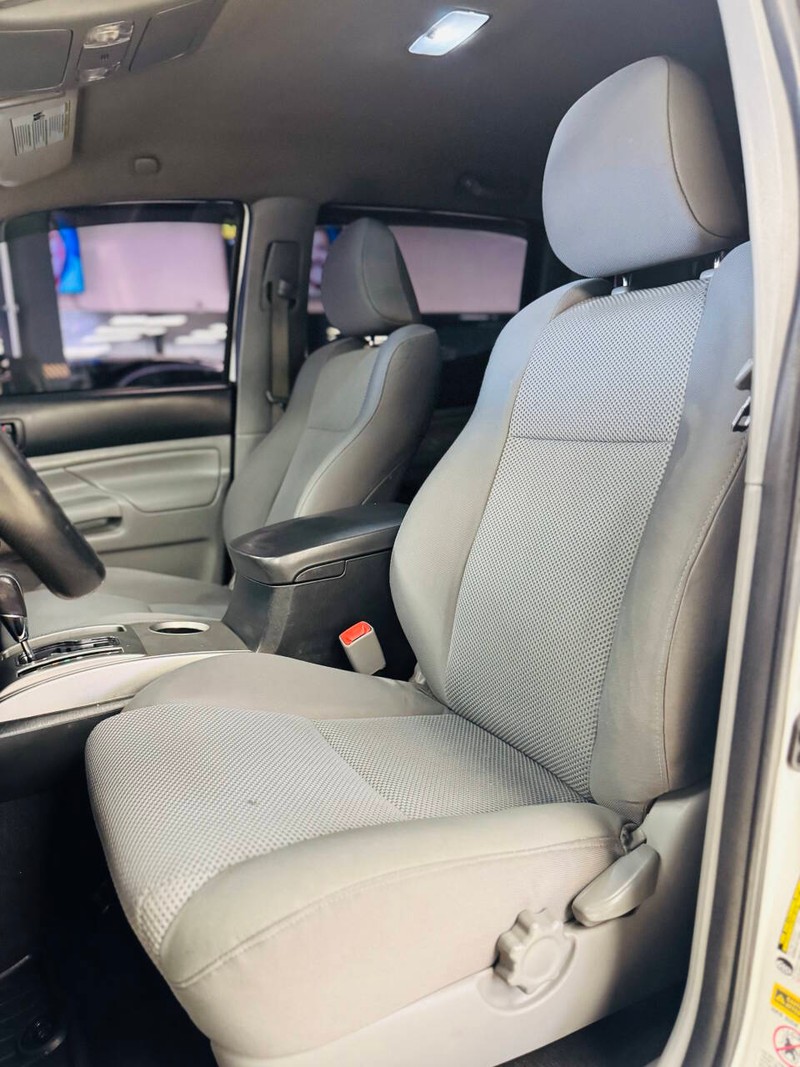 Toyota Tacoma Vehicle Full-screen Gallery Image 13