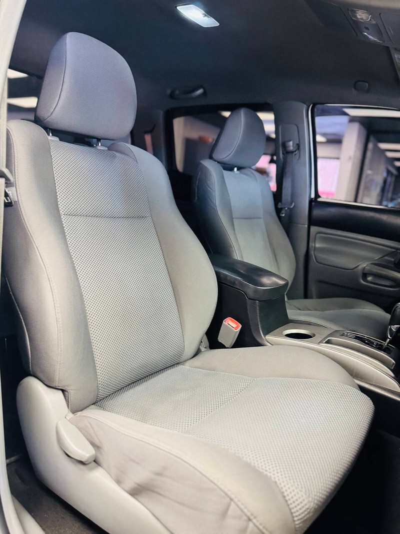 Toyota Tacoma Vehicle Full-screen Gallery Image 14