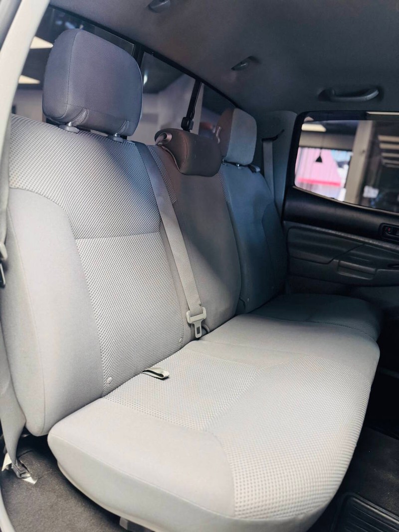 Toyota Tacoma Vehicle Full-screen Gallery Image 15