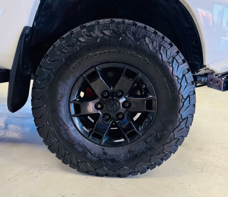 Toyota Tacoma Vehicle Full-screen Gallery Image 16