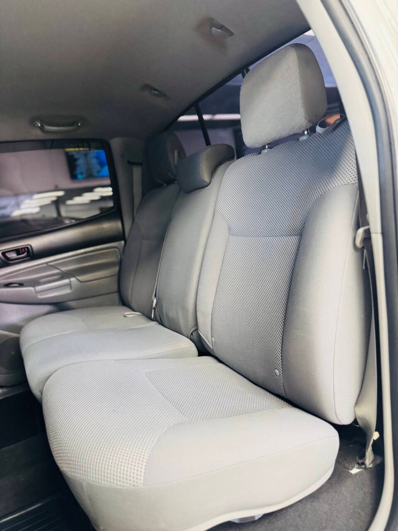 Toyota Tacoma Vehicle Full-screen Gallery Image 17