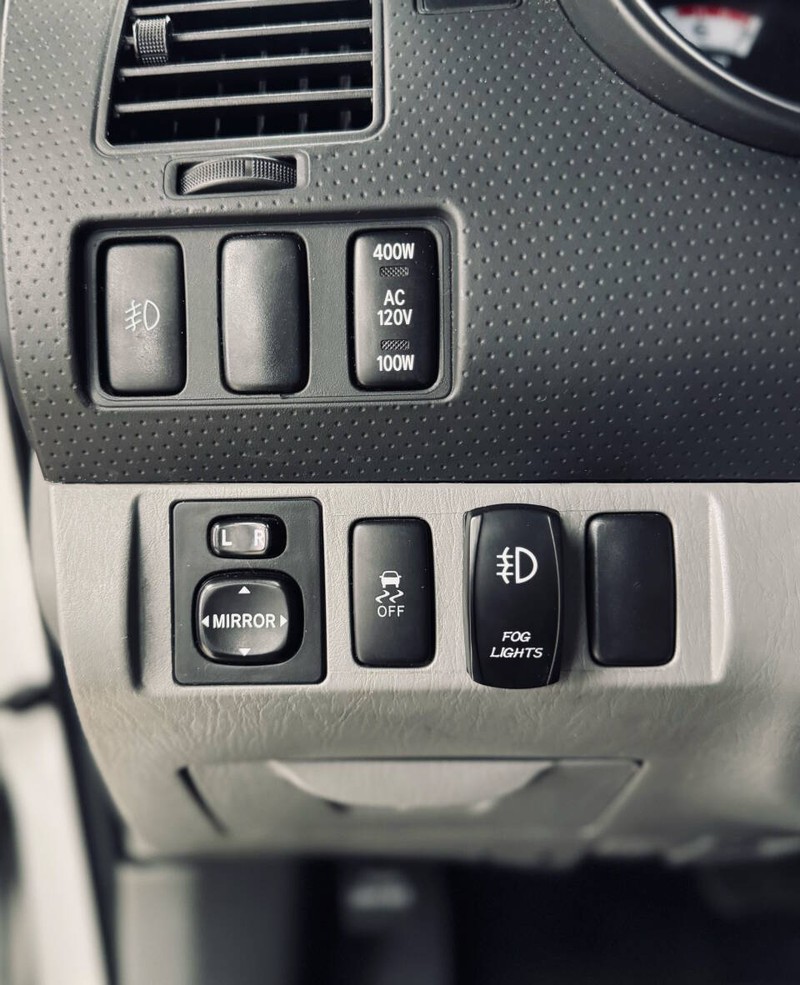 Toyota Tacoma Vehicle Full-screen Gallery Image 18