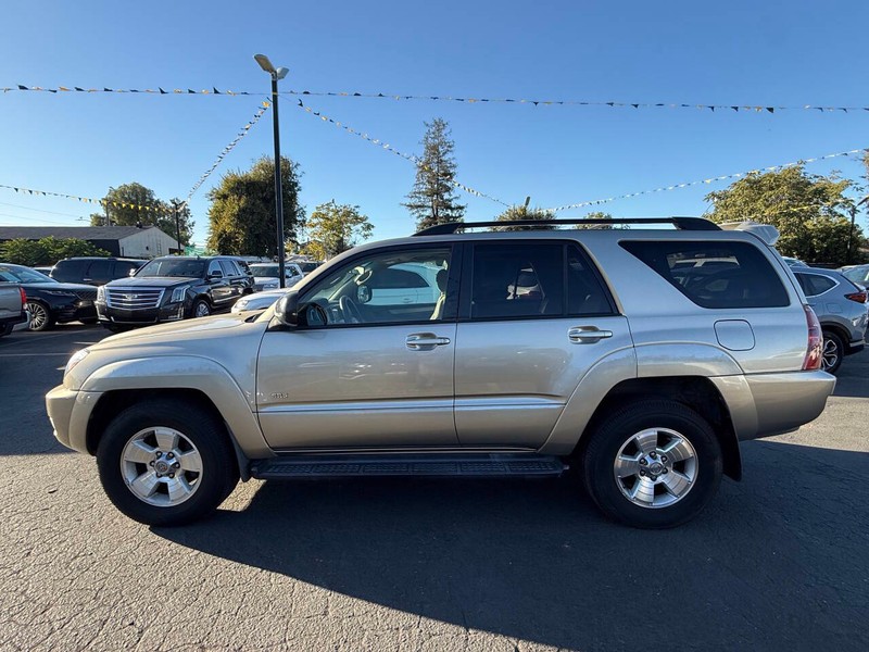 Toyota 4Runner Vehicle Full-screen Gallery Image 02