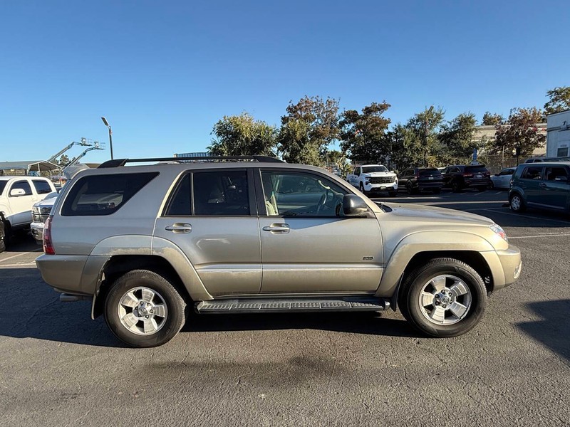 Toyota 4Runner Vehicle Full-screen Gallery Image 06