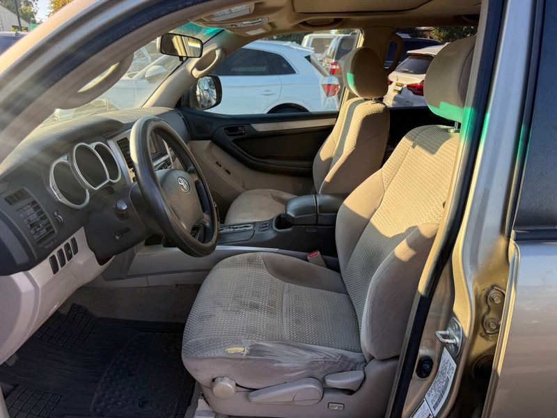 Toyota 4Runner Vehicle Full-screen Gallery Image 09
