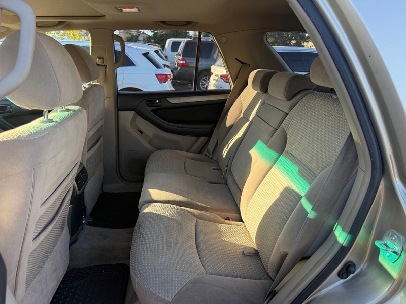 Toyota 4Runner Vehicle Full-screen Gallery Image 10