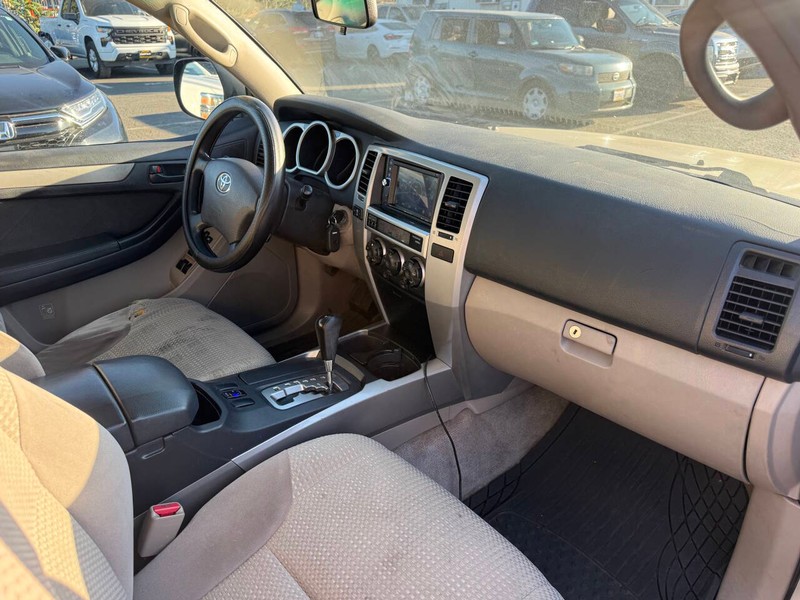 Toyota 4Runner Vehicle Full-screen Gallery Image 12