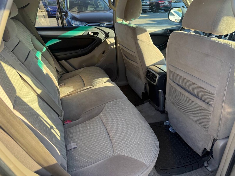 Toyota 4Runner Vehicle Full-screen Gallery Image 13