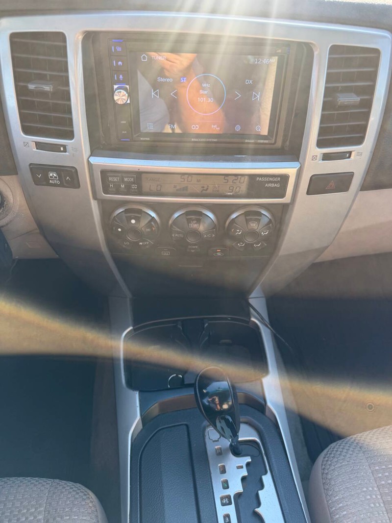Toyota 4Runner Vehicle Full-screen Gallery Image 15