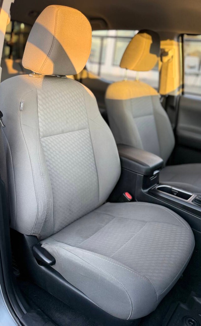 Toyota Tacoma 2WD Vehicle Full-screen Gallery Image 13
