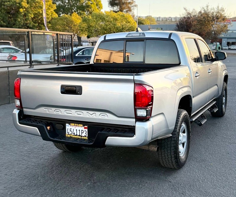 Toyota Tacoma 2WD Vehicle Full-screen Gallery Image 04