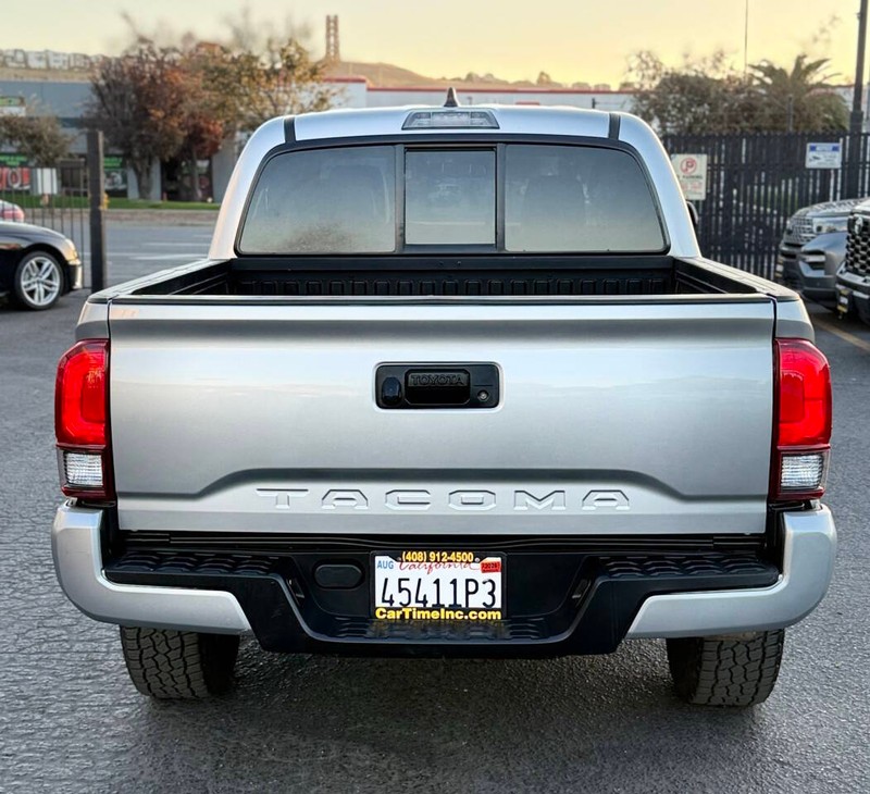 Toyota Tacoma 2WD Vehicle Full-screen Gallery Image 05
